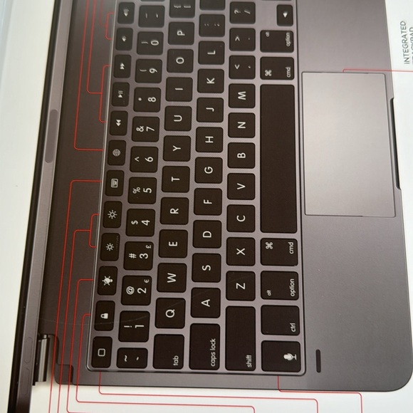 Wireless keyboard with trackpad a& magnetic cover 11 inch I pad pro - Picture 2 of 4